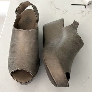 Metallic grey open toe wedges. Size 7. Corkys